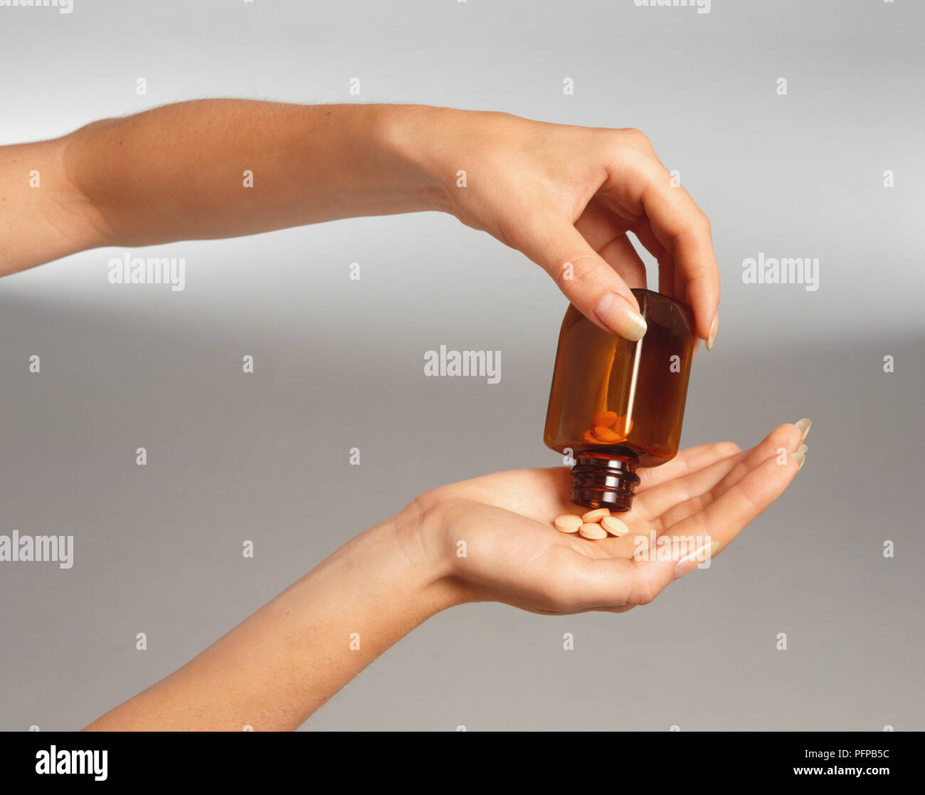 Flasche Pillen in die Hand geleert werden Stockfoto