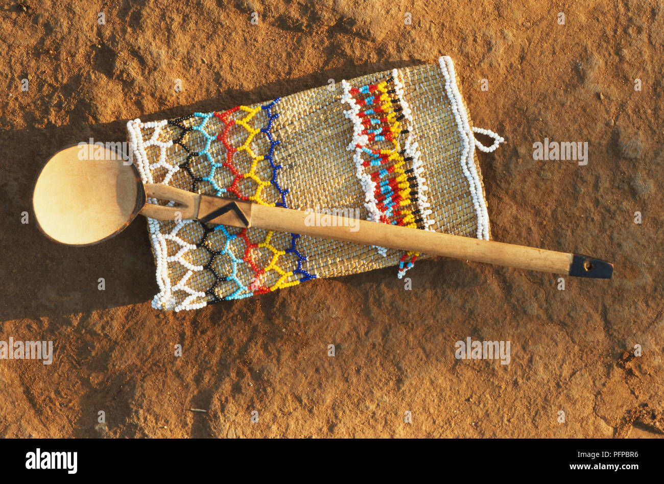 Ein Löffel geschnitzt aus einem Stück Holz und seine Tasche, halb in beadwork abgedeckt. Stockfoto