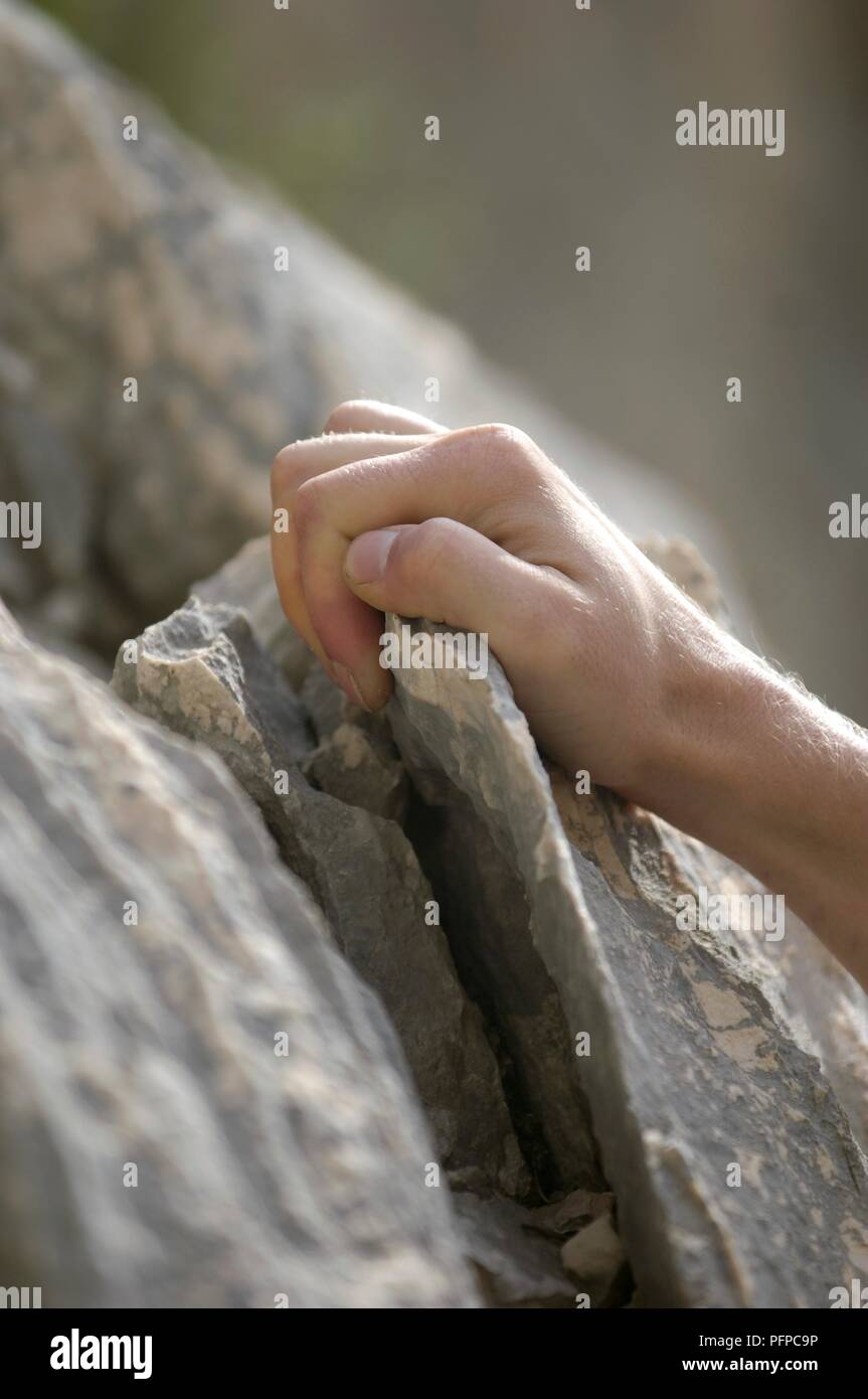 Mit der rechten Hand greifen incut fingerhold auf Fels. Stockfoto