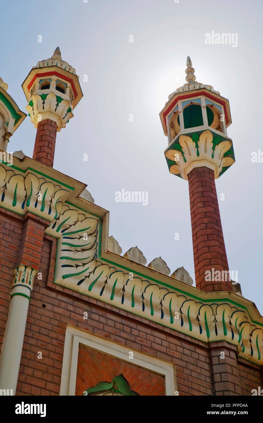 Kenia, Machakos, Minaretten und Detail der Fassade der Moschee, Low Angle View Stockfoto