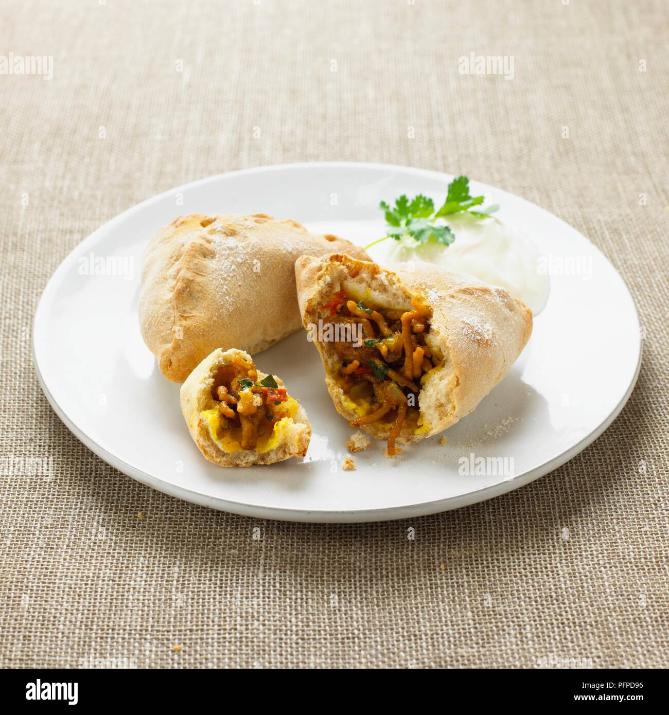 Gewürzten Lamm pasties auf weiße Platte mit Petersilie Stockfoto