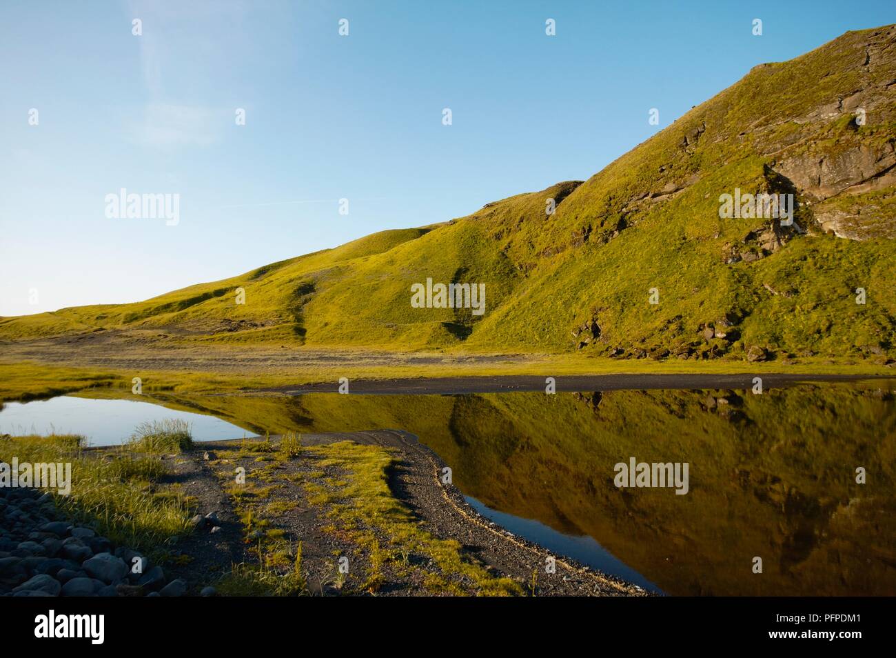 Island, Dyrholaey Insel-, Berg in der ruhigen Bucht reflektiert Stockfoto
