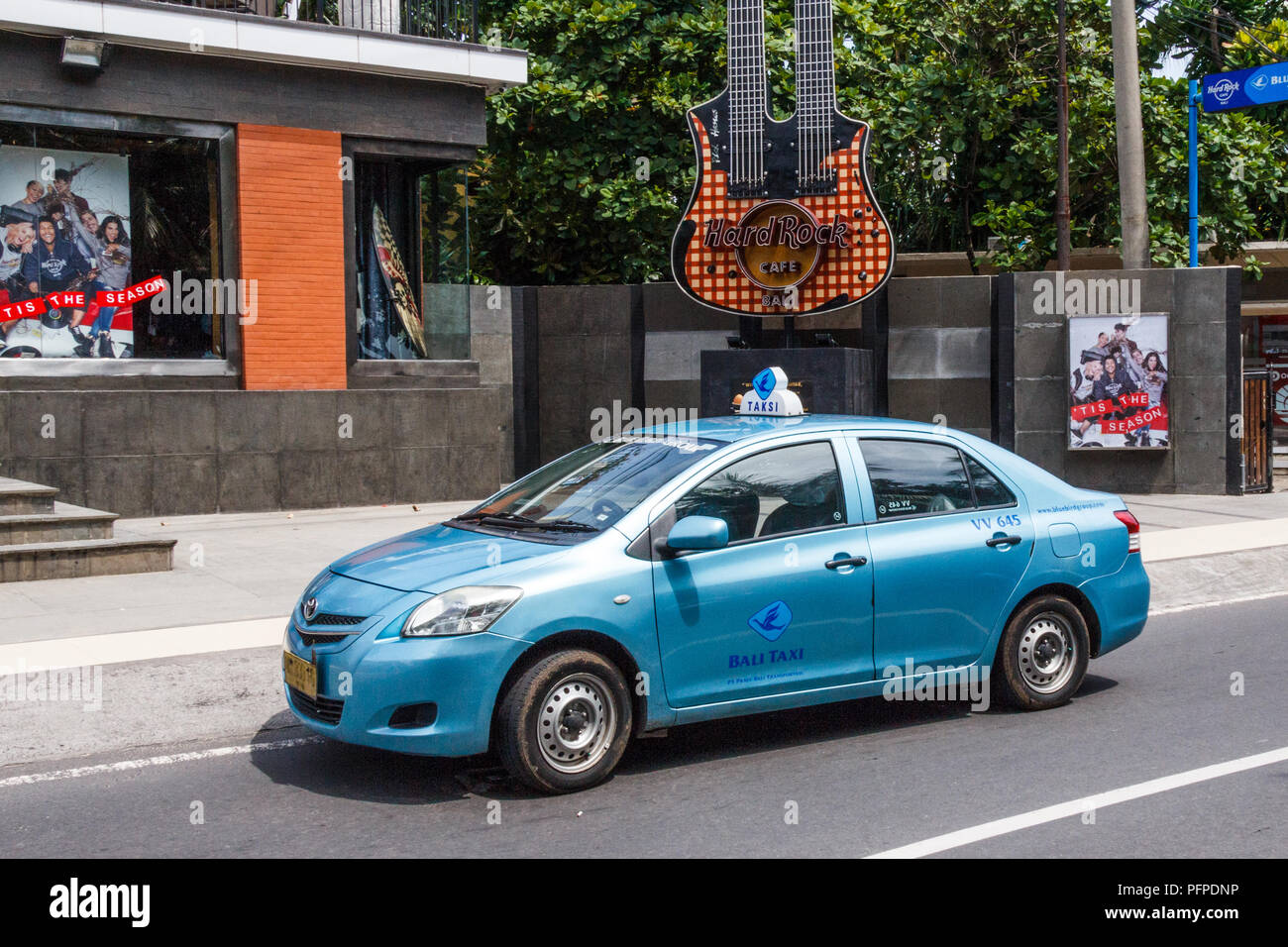 Kuta, Bali - 18. November 2016: Ein Bluebird Taxis außerhalb des Hard Rock Cafe. Das Unternehmen ist das größte Taxiunternehmen. Stockfoto