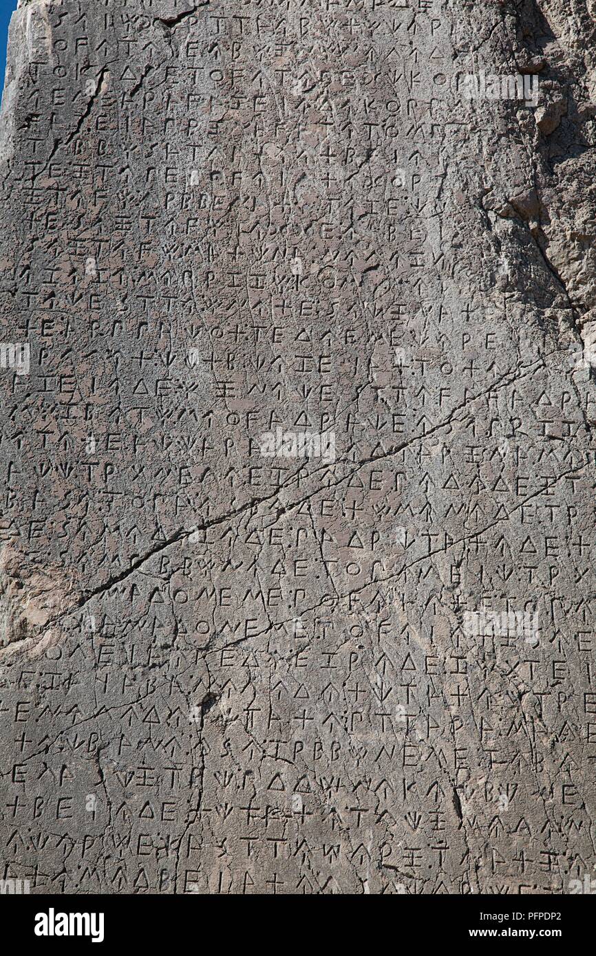Die Türkei, in der Nähe von Kalkan, antiken lykischen Inschriften auf eine Säule in den Ruinen von Xanthos Stockfoto