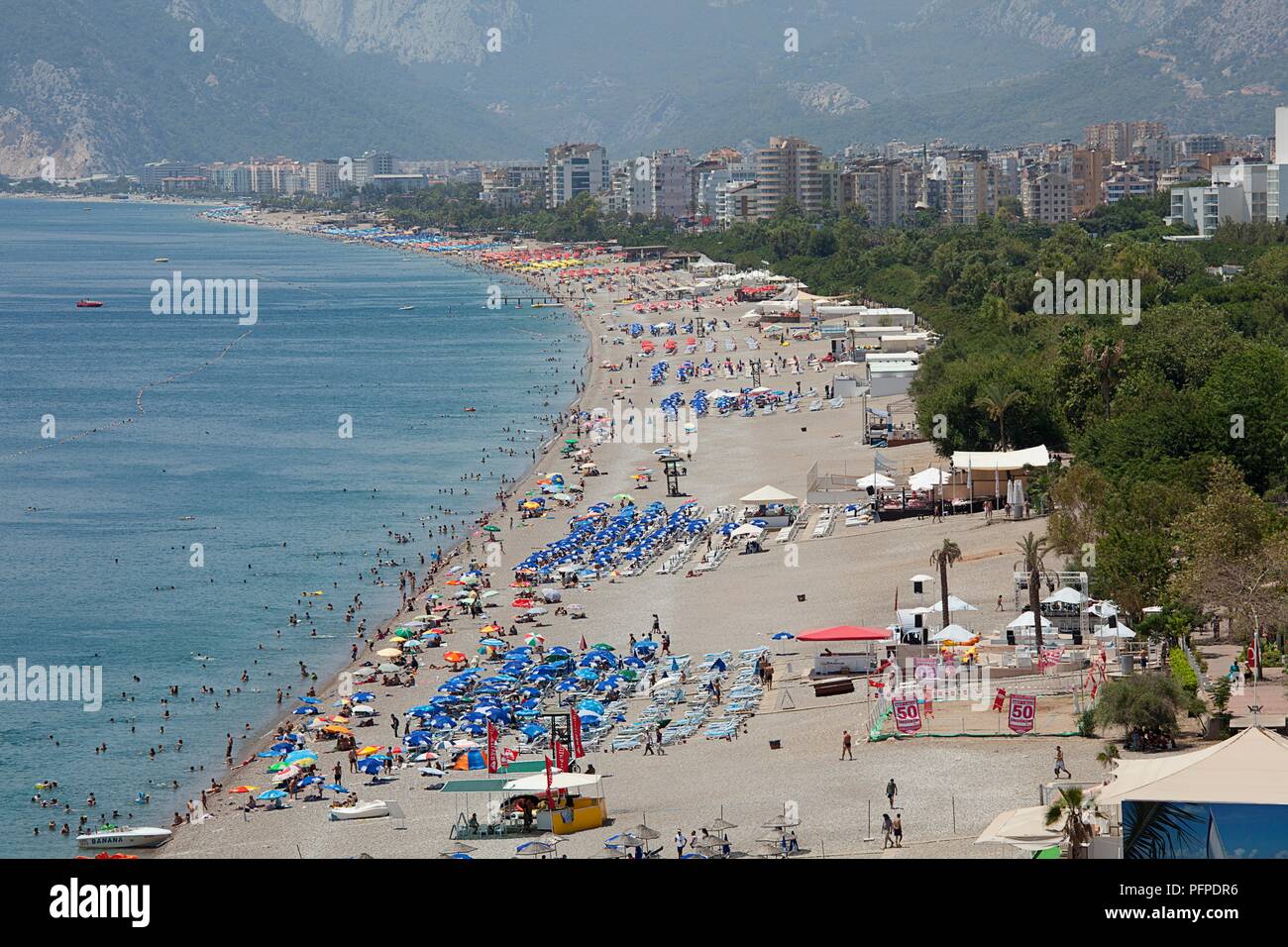 Türkei, Antalya, Konyaalti Strand, gesäumt von Hotels und Bäume Stockfoto