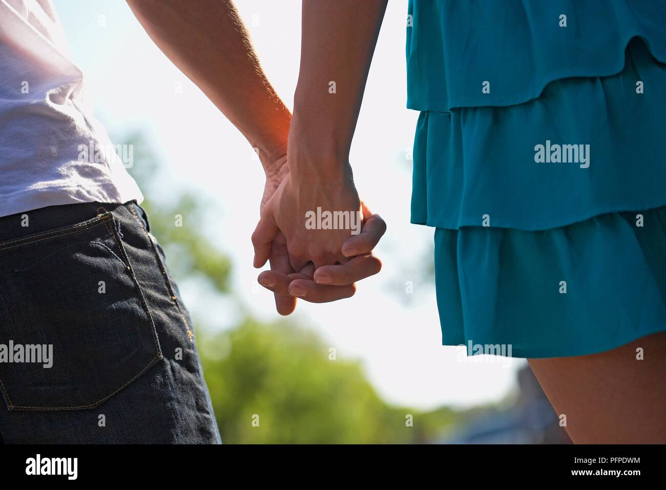 Paar Hand in Hand, close-up Stockfoto