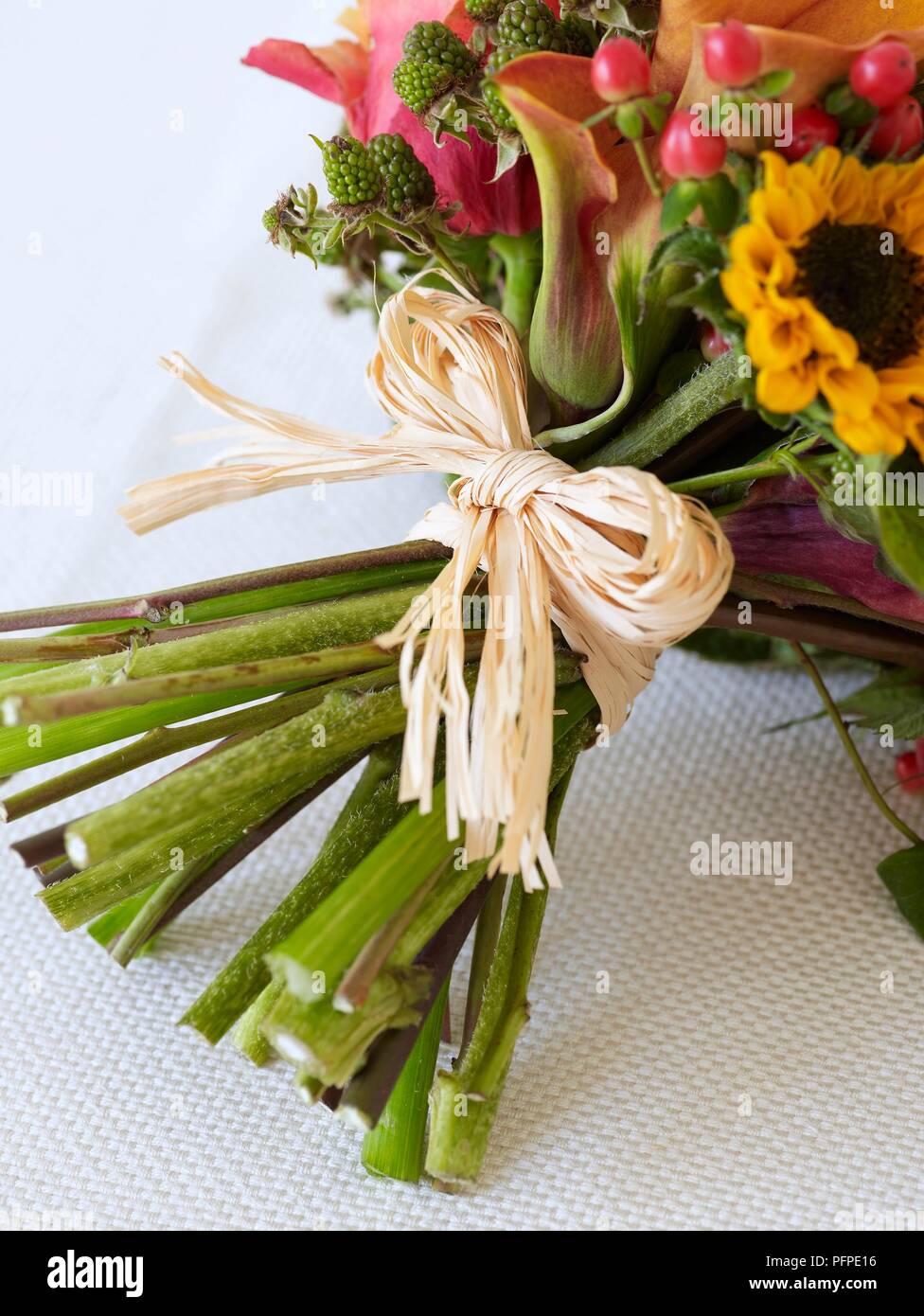 Blumenstrauss gebunden mit Bast, close-up. Stockfoto