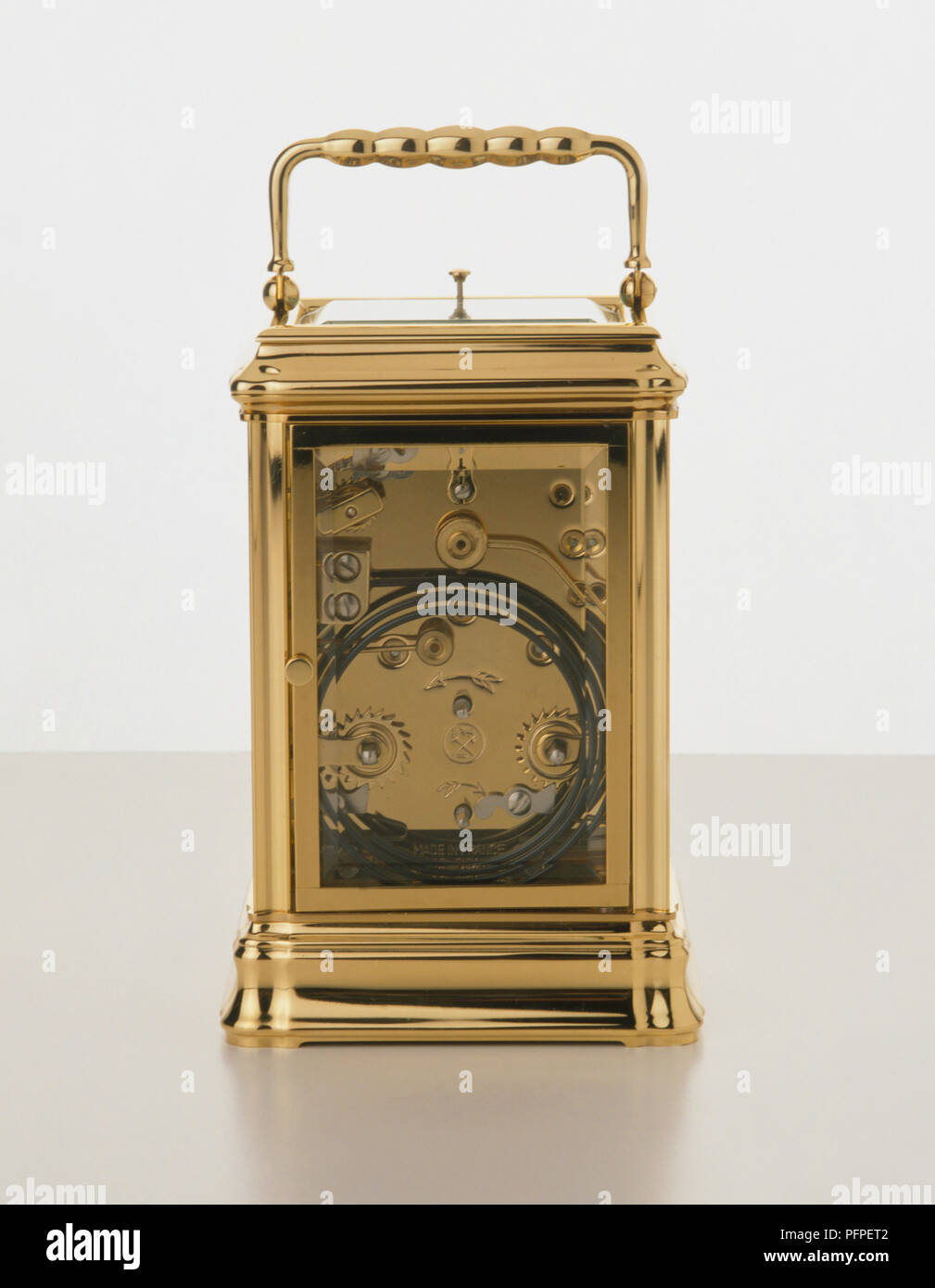 Brass carriage clock angezeigt Mechanismus Stockfoto