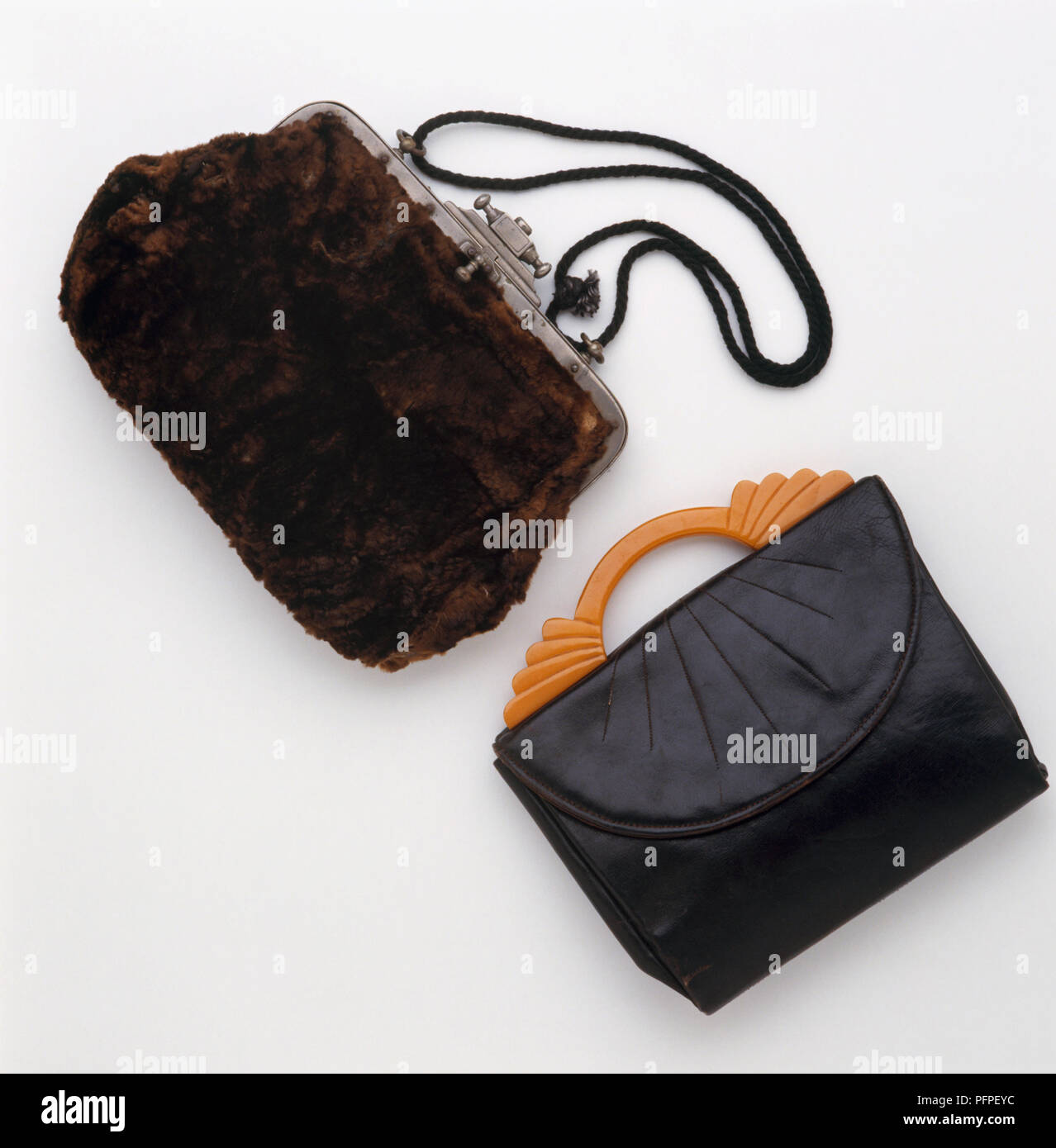 1920s Art Deco schwarz Leder Handtasche und 1930er braunes Fell Handtasche Stockfoto