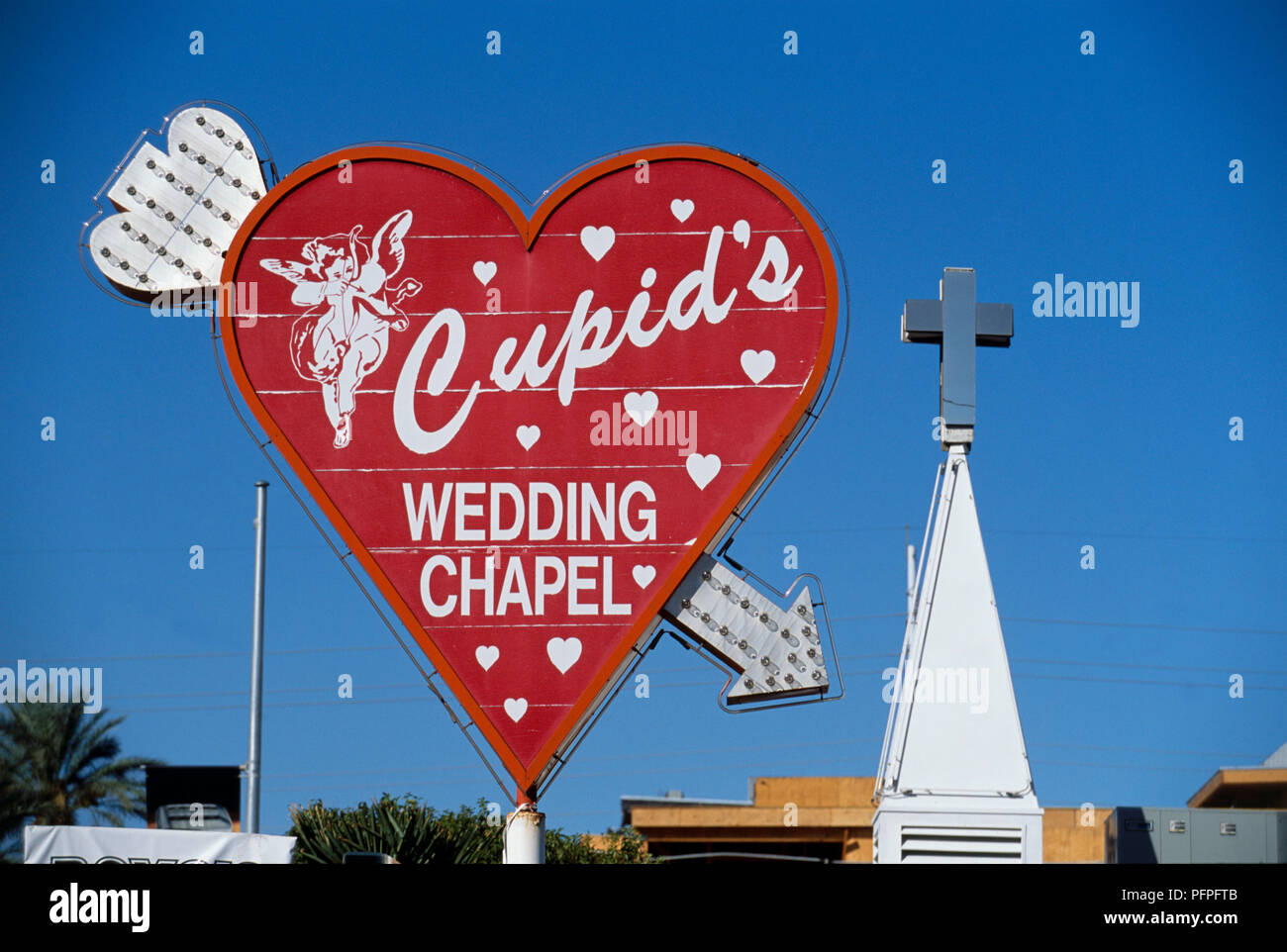 USA, Nevada, Las Vegas, Hochzeit Cupid's Kapelle, Zeichen in Form von Pfeil durch Liebe Herz Stockfoto