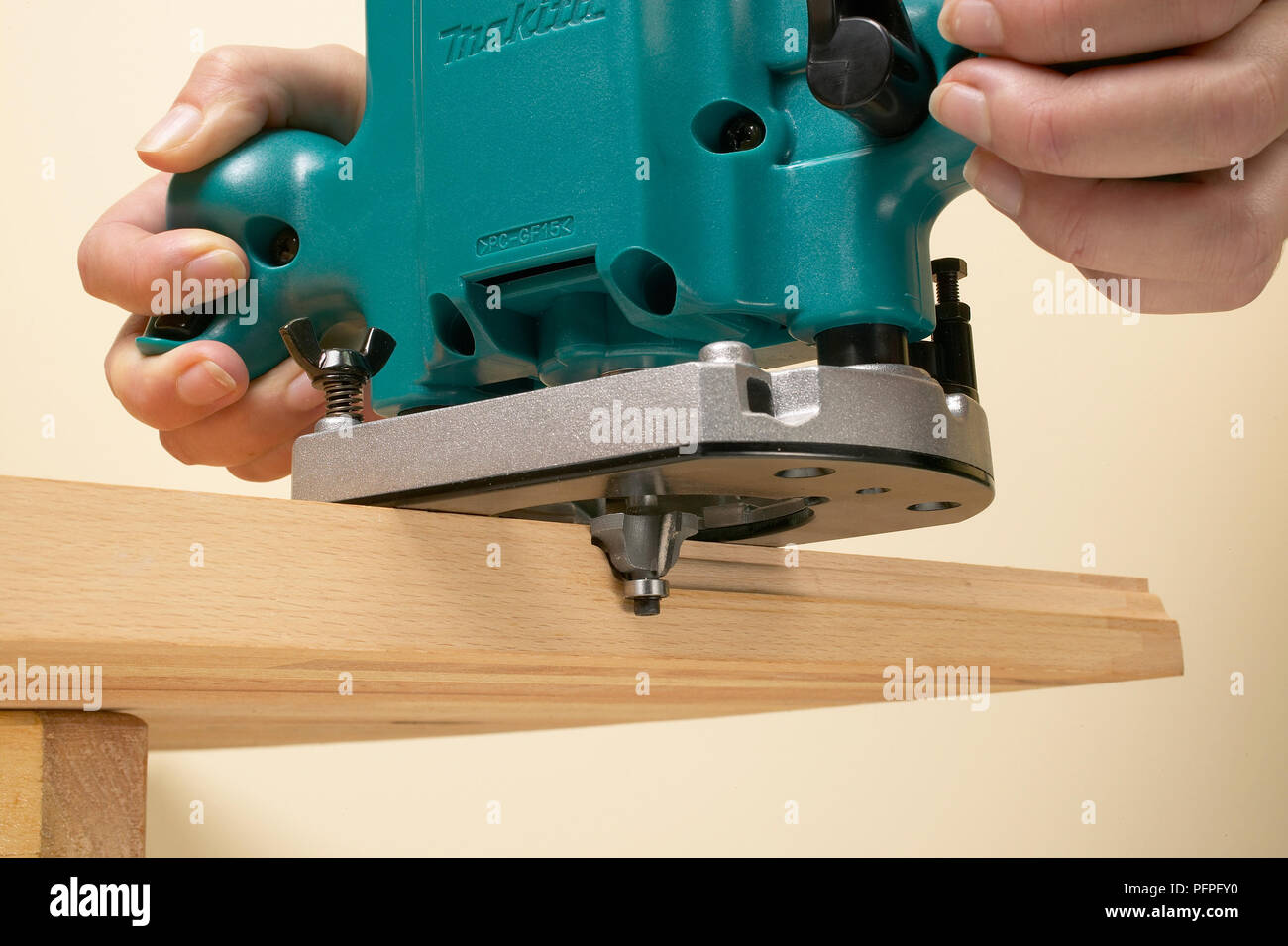 Person, die Router auf die Kante des Holz- Oberfläche Stockfoto
