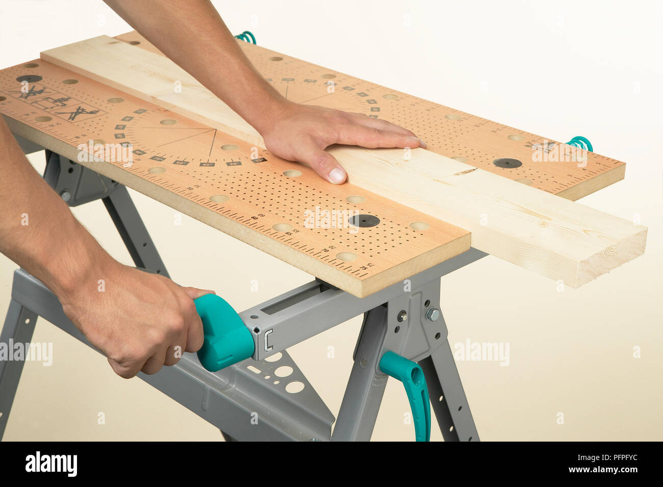 Person sichern Stück Holz in der Workbench Stockfoto