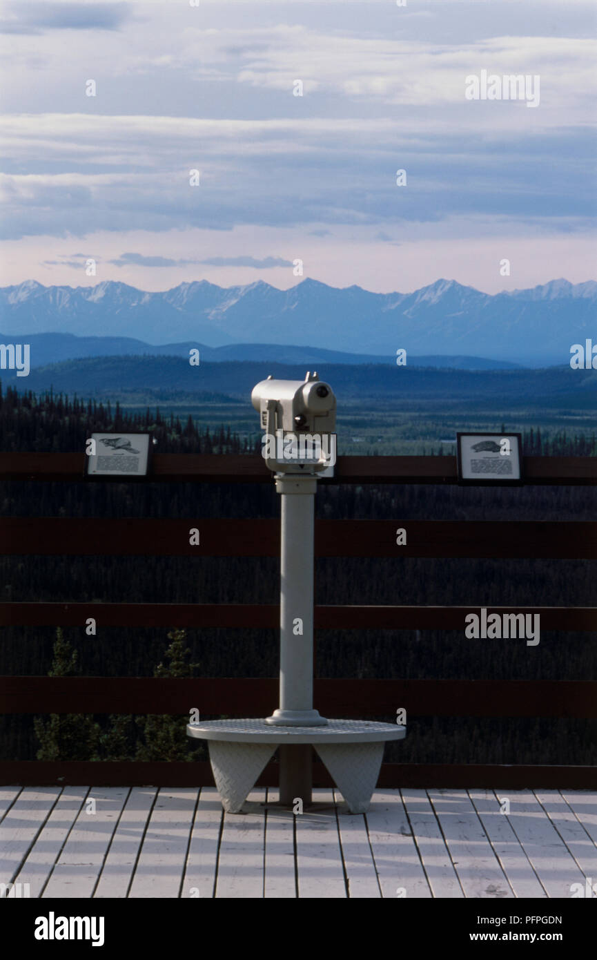 USA, Alaska Highway, Tetlin National Wildlife Refuge, Teleskop auf der Aussichtsplattform mit Gebirge Entfernung Stockfoto