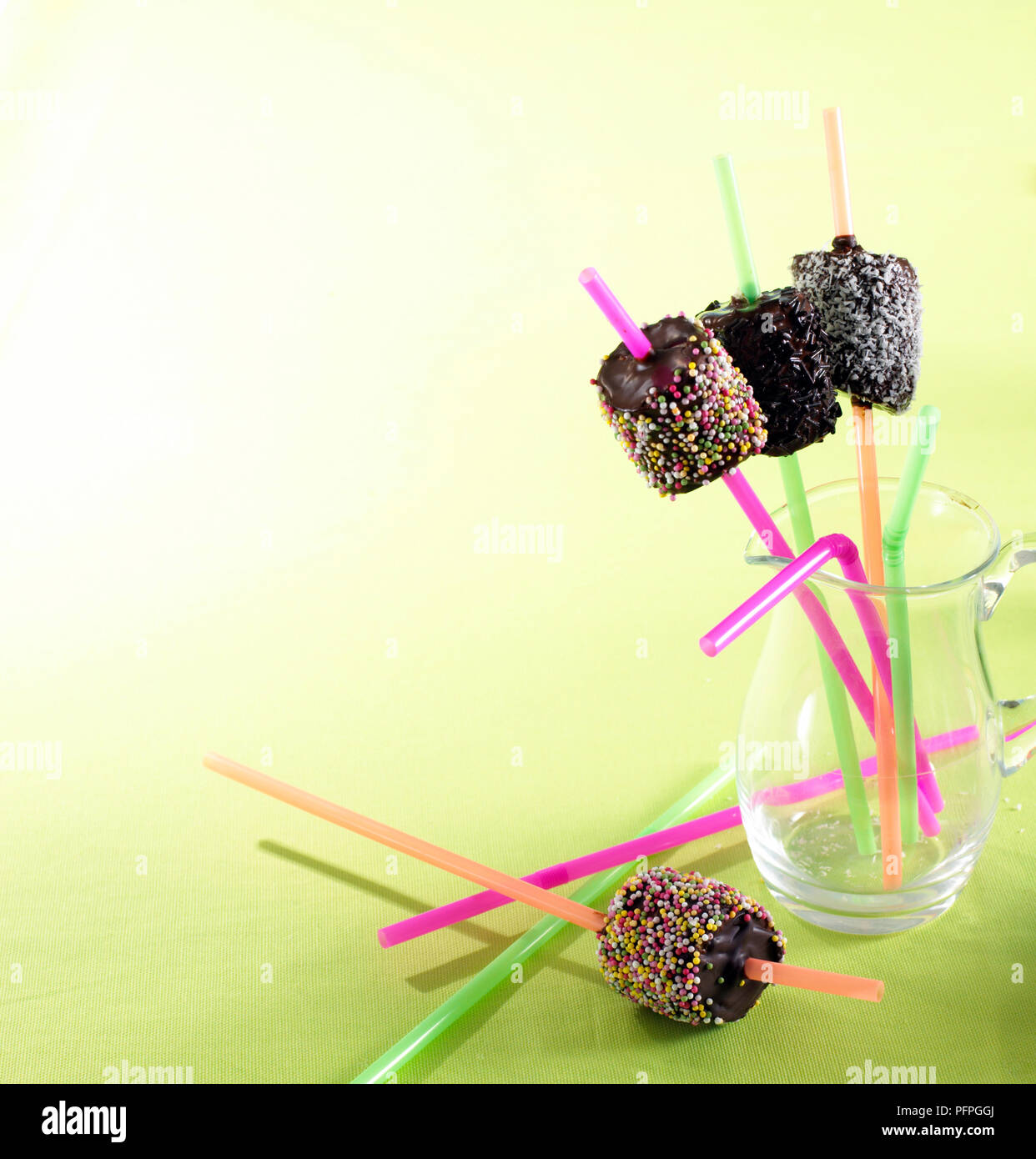 Schokolade Marshmallows auf Trinkhalme, Glaskanne Stockfoto