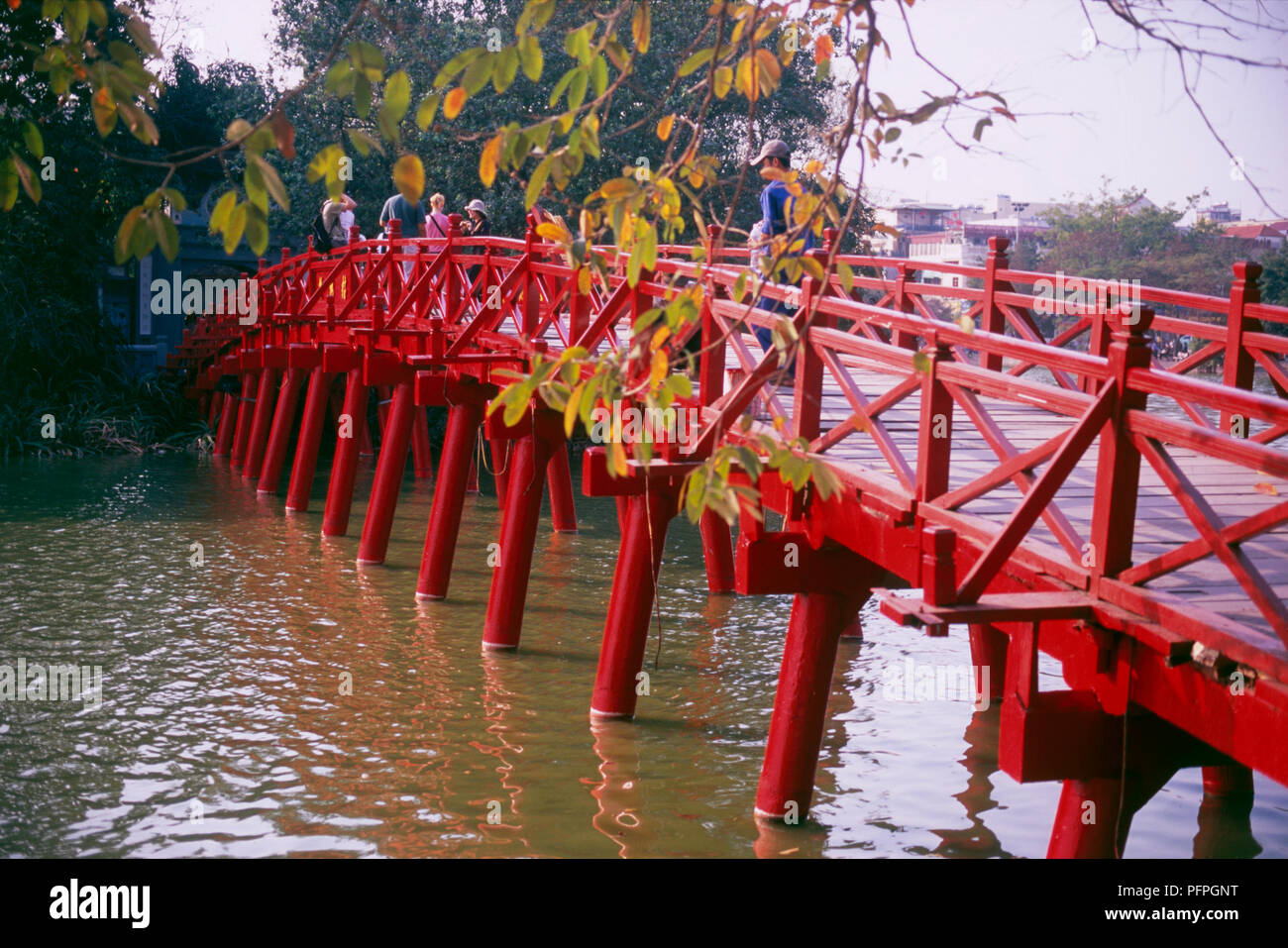 Vietnam, Hanoi, die huc Bridge (Morgensonne), Besucher auf rote hölzerne Brücke über den Hoan Kiem See Stockfoto