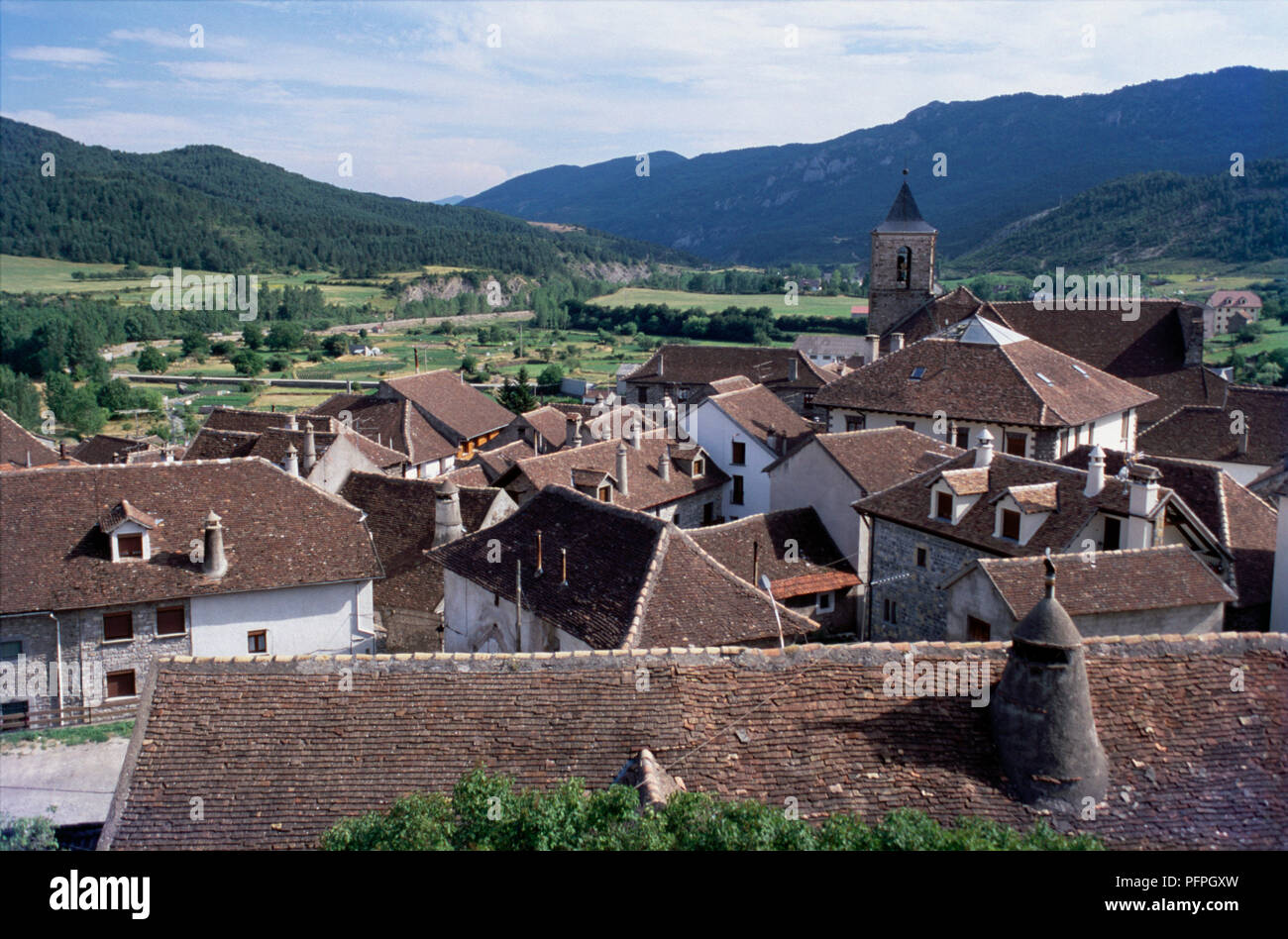 Spanien, Nordspanien, Huesca, Valle de Hecho, Hecho, Dachterrasse mit Blick auf die Häuser des Dorfes Stockfoto