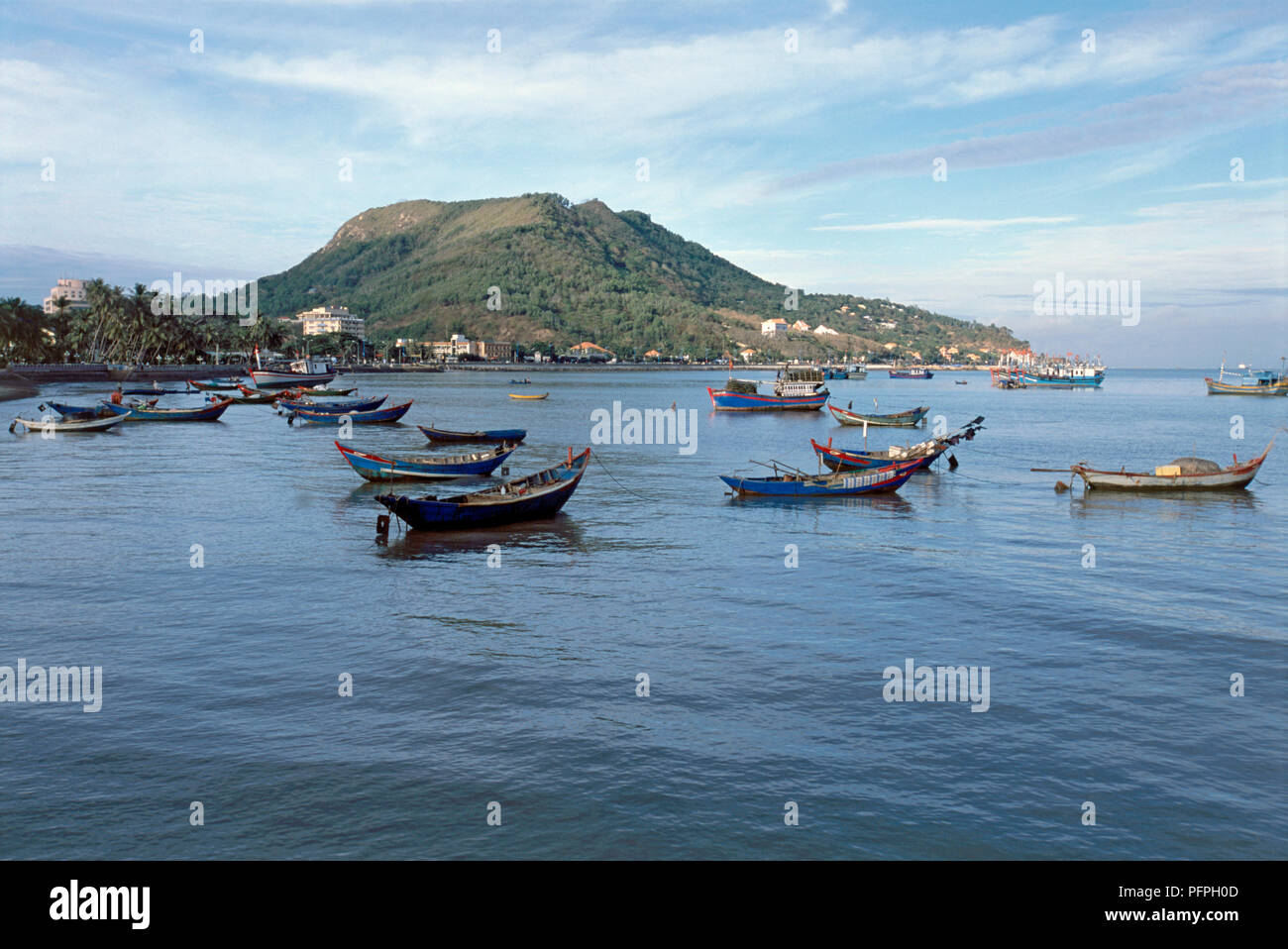 Vietnam, Vung Tau, Fischerboote in natürlichen Hafen an der Küste vor Anker Stockfoto