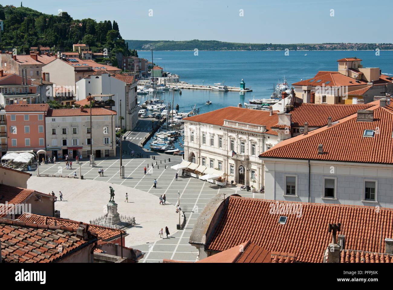 Slowenien, Littoral region, Piran, Blick auf den Tartini-platz und Marina von St. George's Kirche Stockfoto
