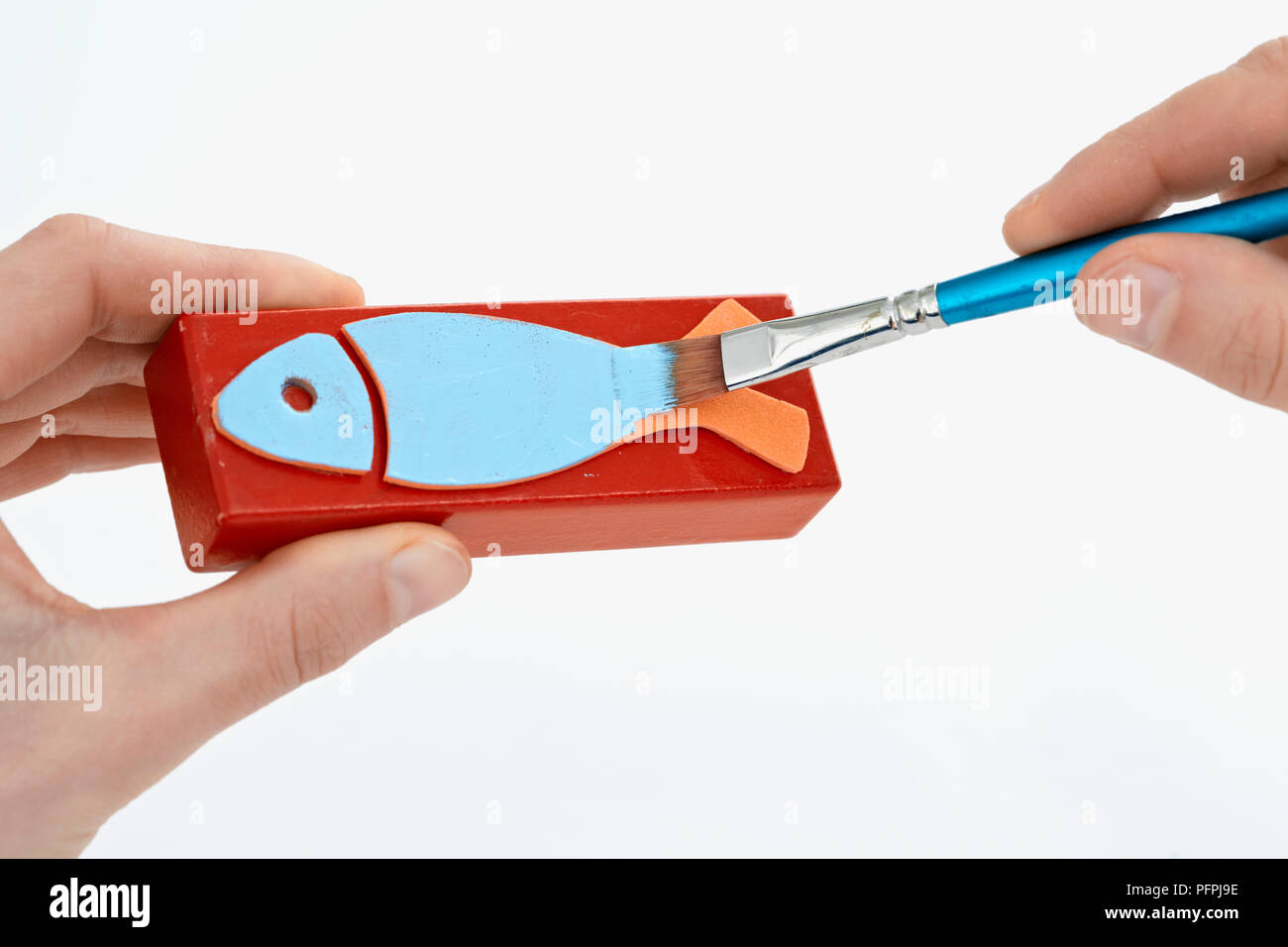 Die blauen Stoff Farbe auf Fisch-förmigen drucken Block, close-up Stockfoto