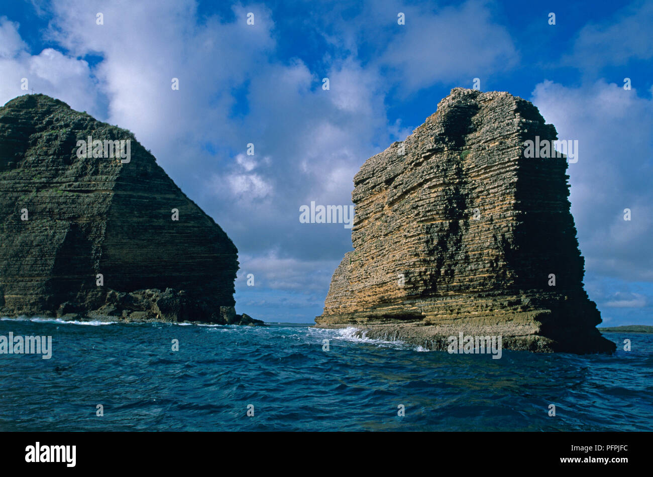 Karibik, Dominikanische Republik, Parque Nacional Monte Cristo, El Morro, Felsformationen im Meer Stockfoto