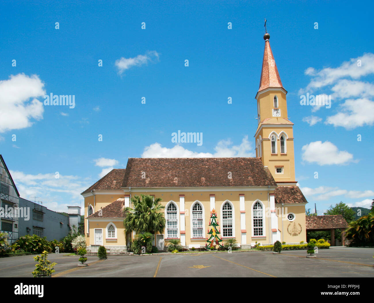 Südamerika, Brasilien, Ilha de Santa Catarina, Pomerode, Igreja Luterena, Außen der Deutschen Kirche mit hohen Turm auf ziegeldach Stockfoto