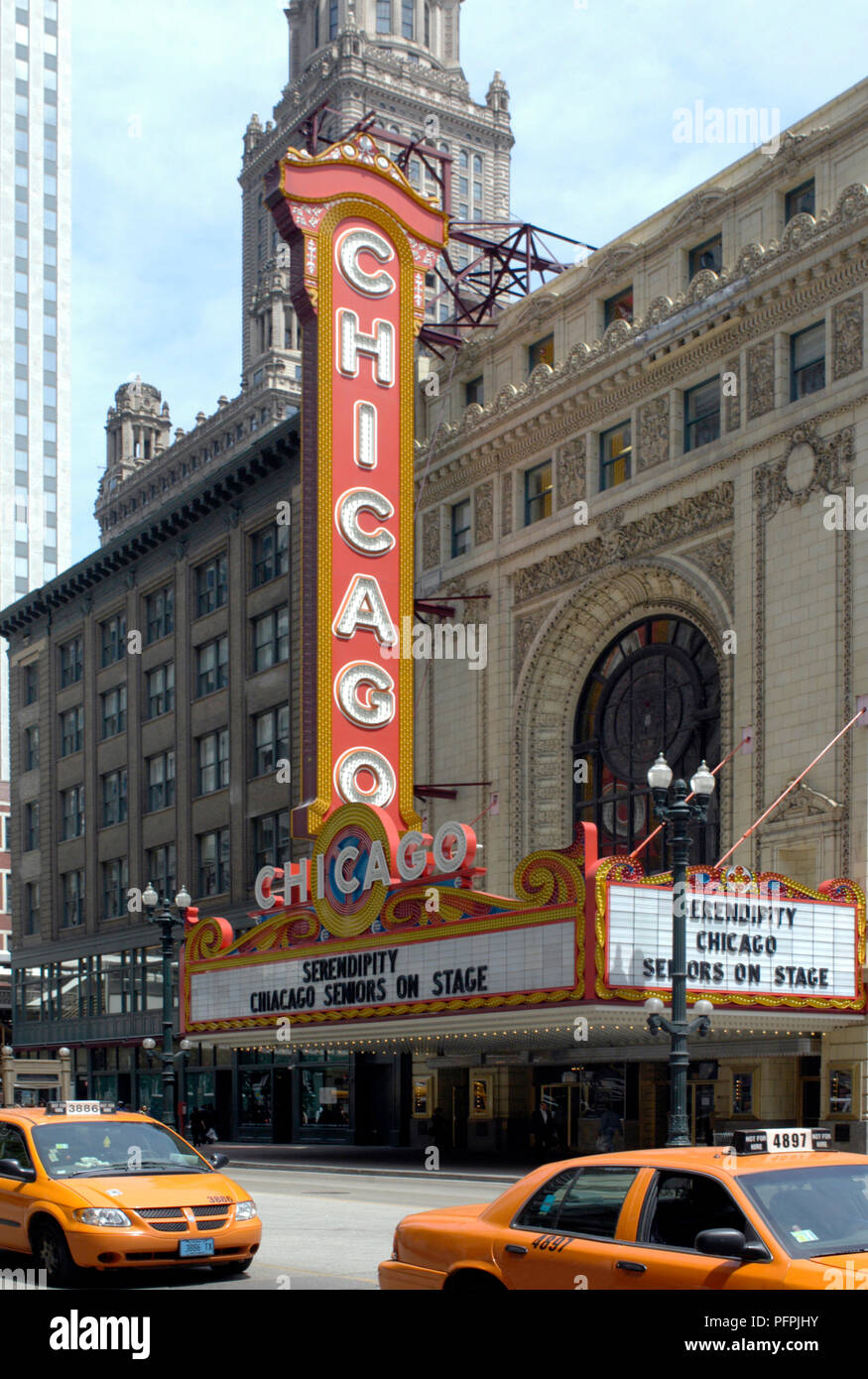 Vereinigte Staaten von Amerika, Illinois, Chicago, Chicago Theater, orange Taxis vor Fassade des Chicago Theater Stockfoto