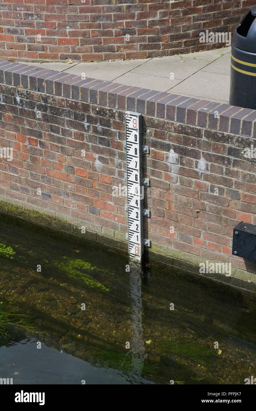 Grossbritannien, England, Kent, Canterbury, nummerierte Indikator der Wasserstände in den Fluss Stour Stockfoto