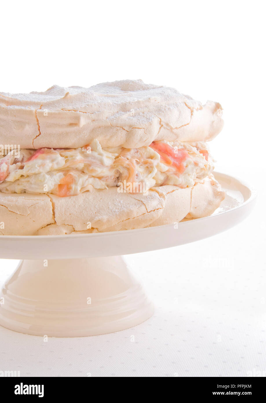 Rhabarber und Ingwer meringue auf einem Kuchen stand Stockfoto