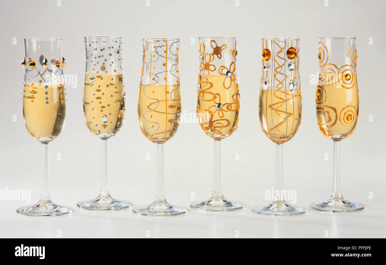 Hohe dekorative Gläser mit Weißwein gefüllt Stockfoto