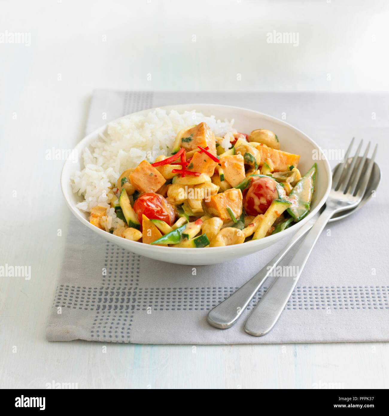 Mangetout, Süßkartoffel, und Cashew-nuss Red Curry (vegetarisch) Stockfoto