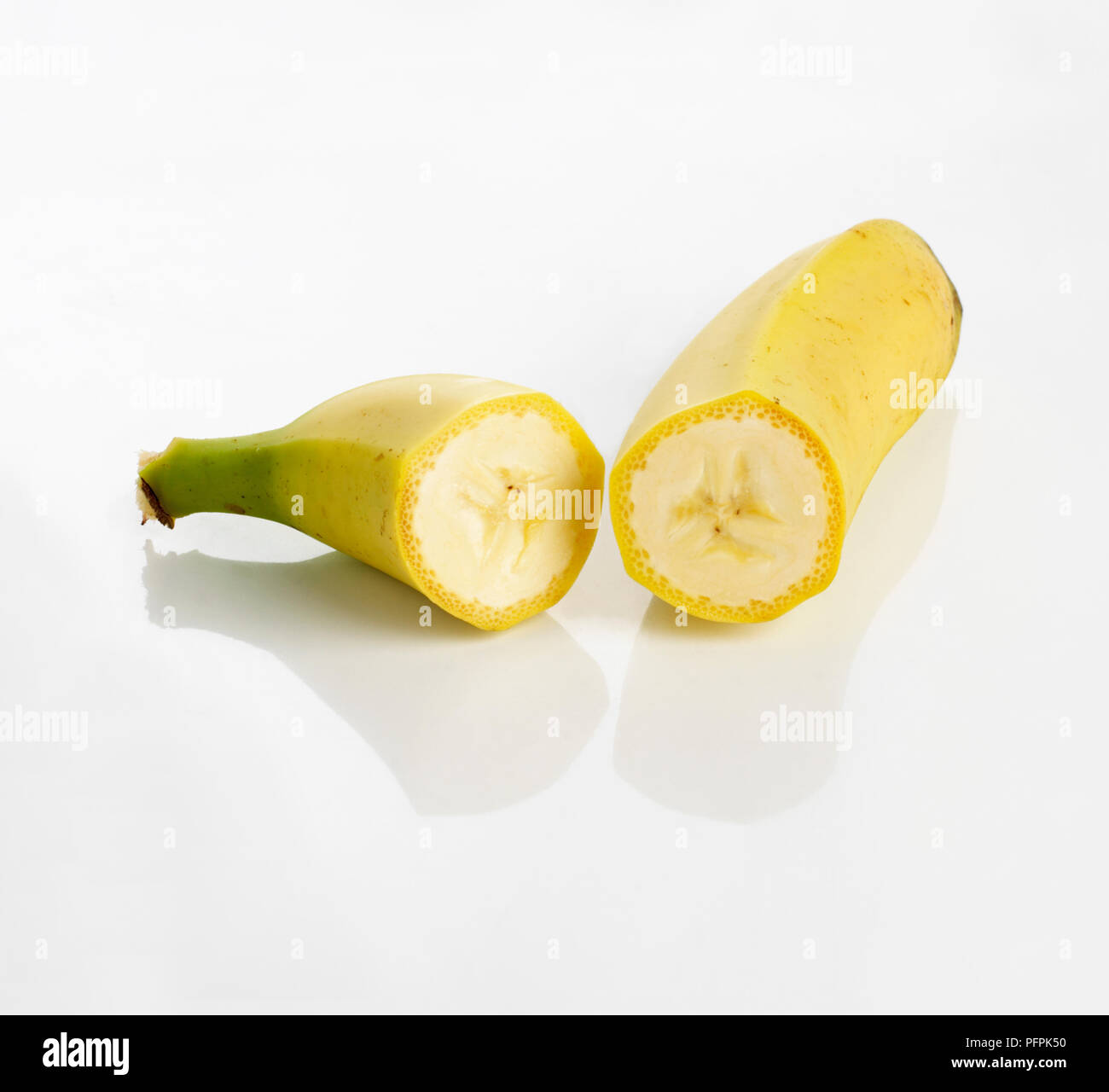 Banane in der Hälfte Stockfoto