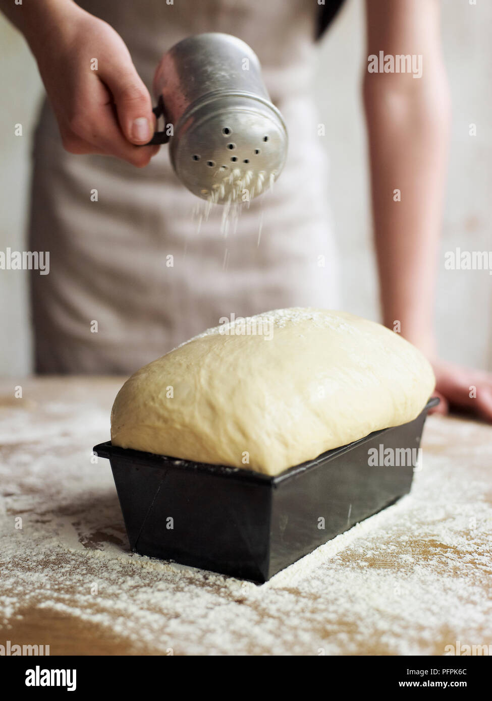 Besprengung auferstandenen Brot Teig mit Mehl Stockfoto