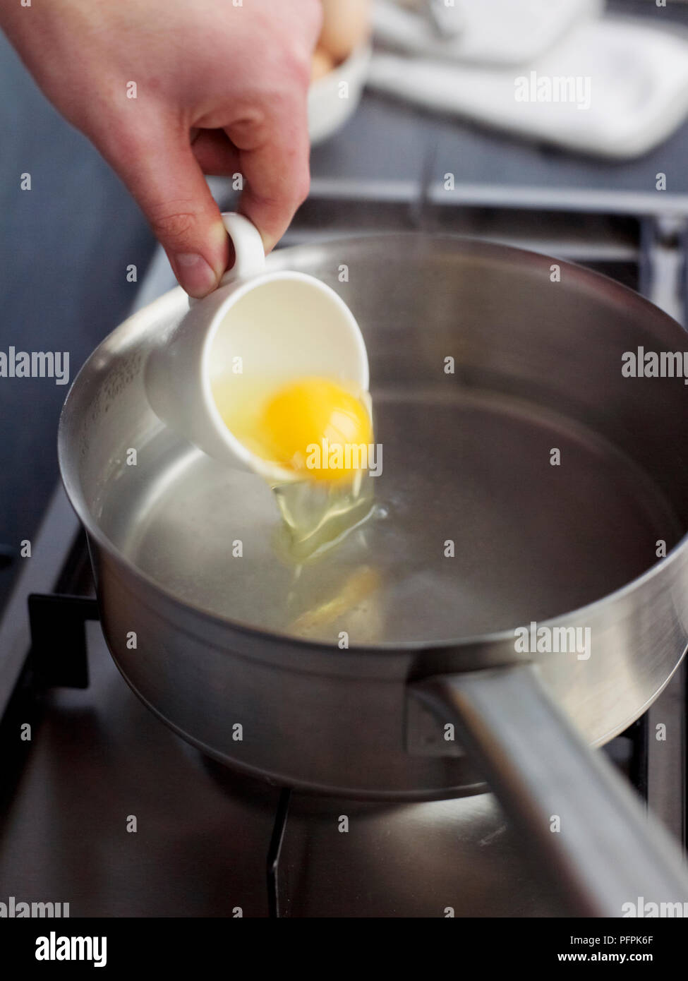 Schiebetür Ei von Becher in heißem Wasser (Kochen pochierte Eier  Stockfotografie - Alamy