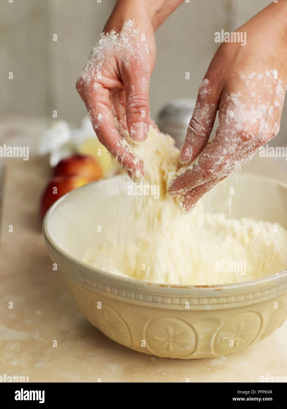 Mischen Torte Gebäck Zutaten in der Schüssel Stockfoto