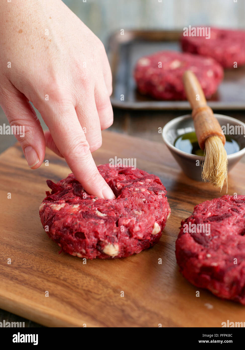 Mit finger Textur von Rindfleisch, rote Bete und stilton Burger zu testen Stockfoto