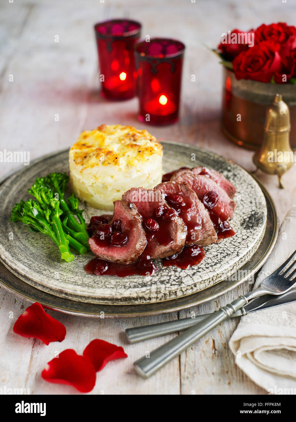 Reh mit port-cranberry Sauce, Knollensellerie und Kartoffelgratin, Brokkoli, auf einer Platte Stockfoto