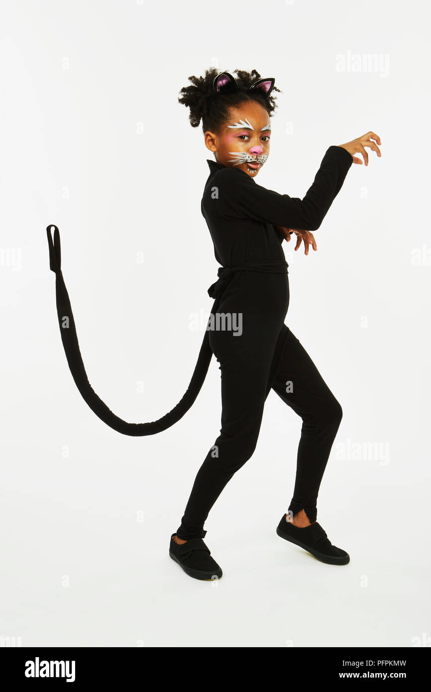 Kind verkleidet als schwarze Katze Stockfoto