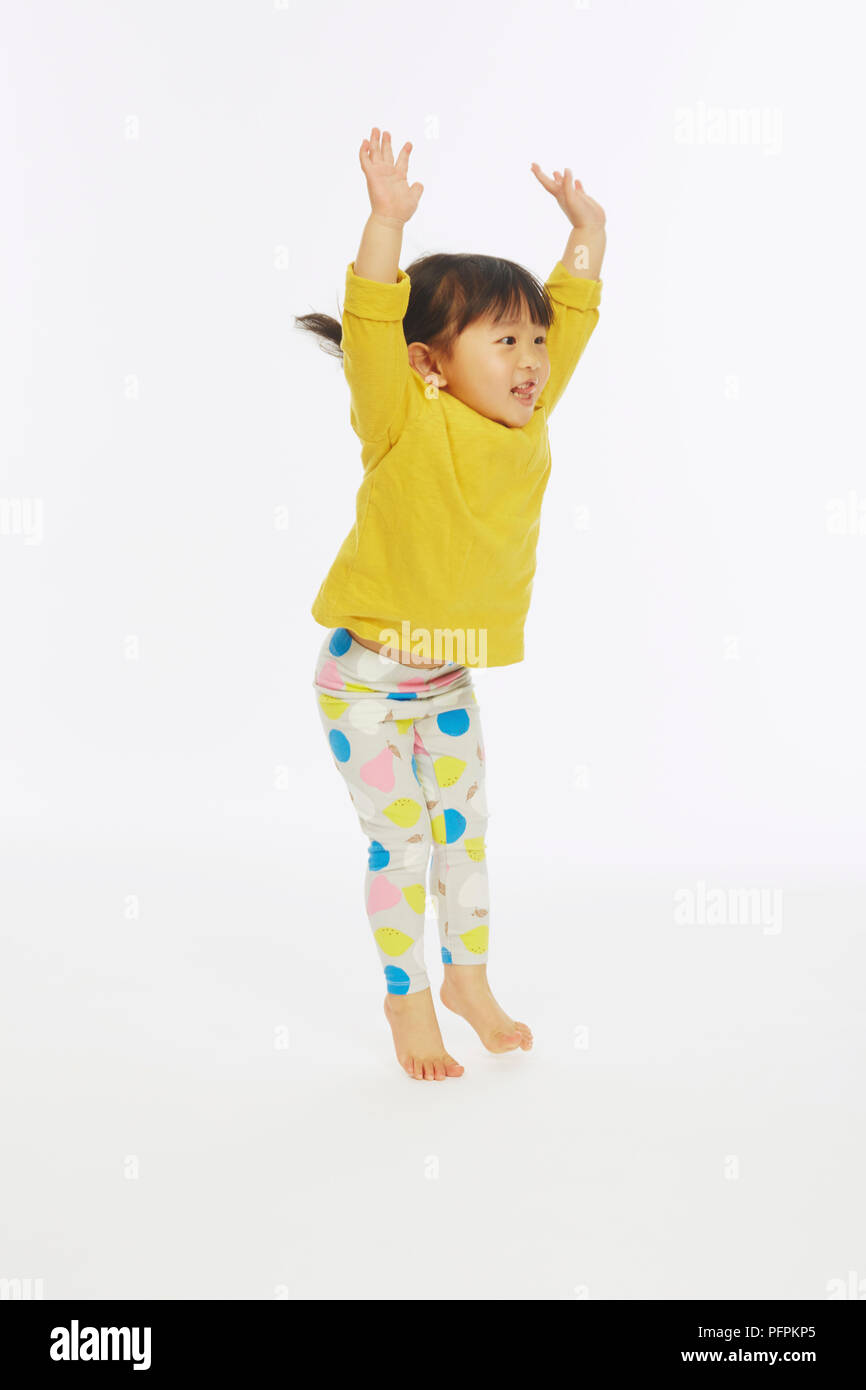 Zwei Jahre altes Mädchen springen Stockfoto