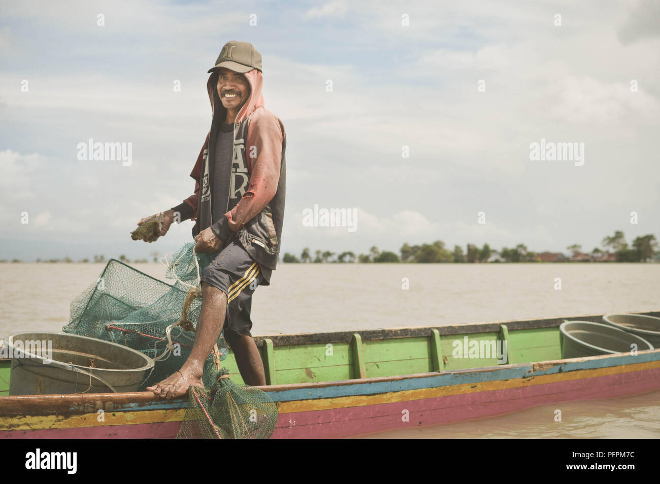 Sulawesi, Indonesien - Juli 3, 2018: lokale Fischer leert seine Angeln net am See Tempe, im Süden von Sulawesi. Indonesien Stockfoto