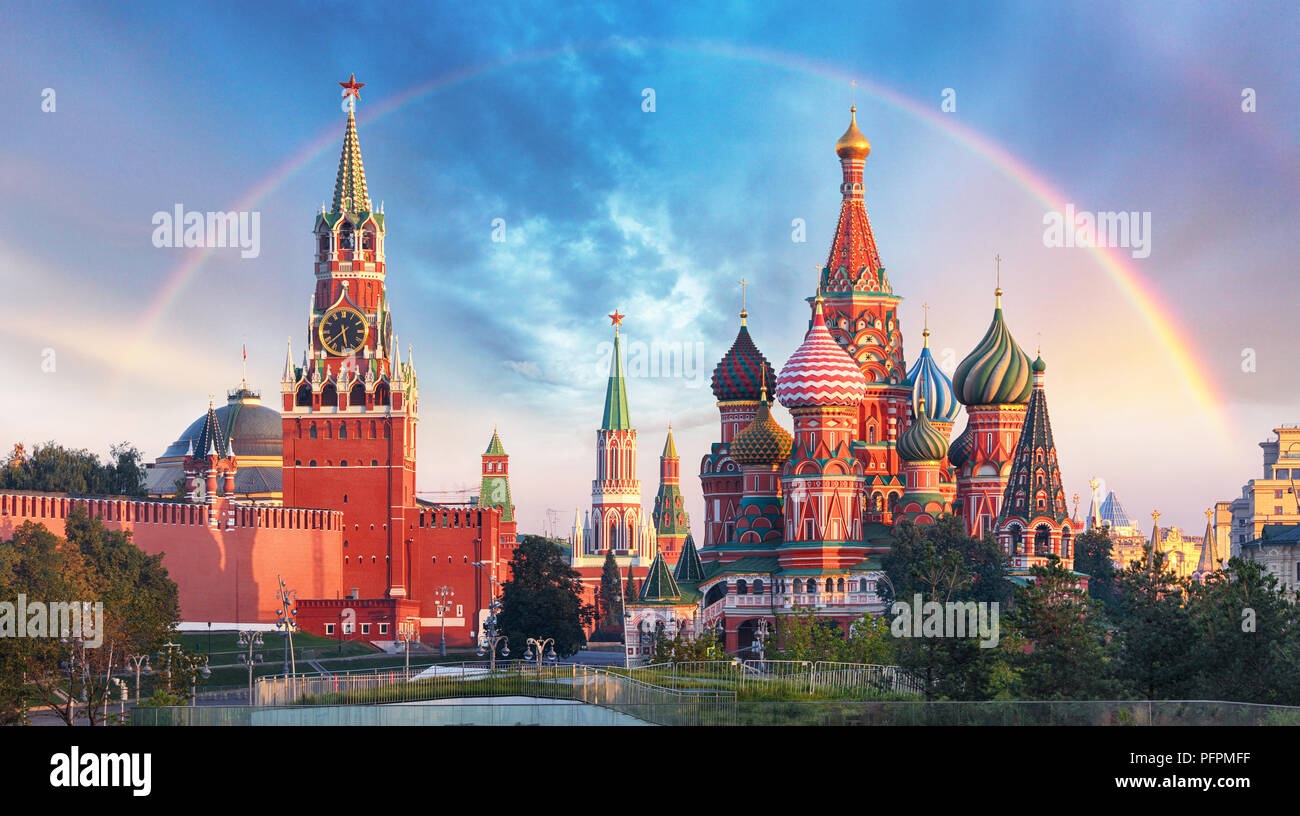 Moskau - Panoramablick auf dem Roten Platz mit dem Kreml und der Basilius-Kathedrale mit Regenbogen Stockfoto