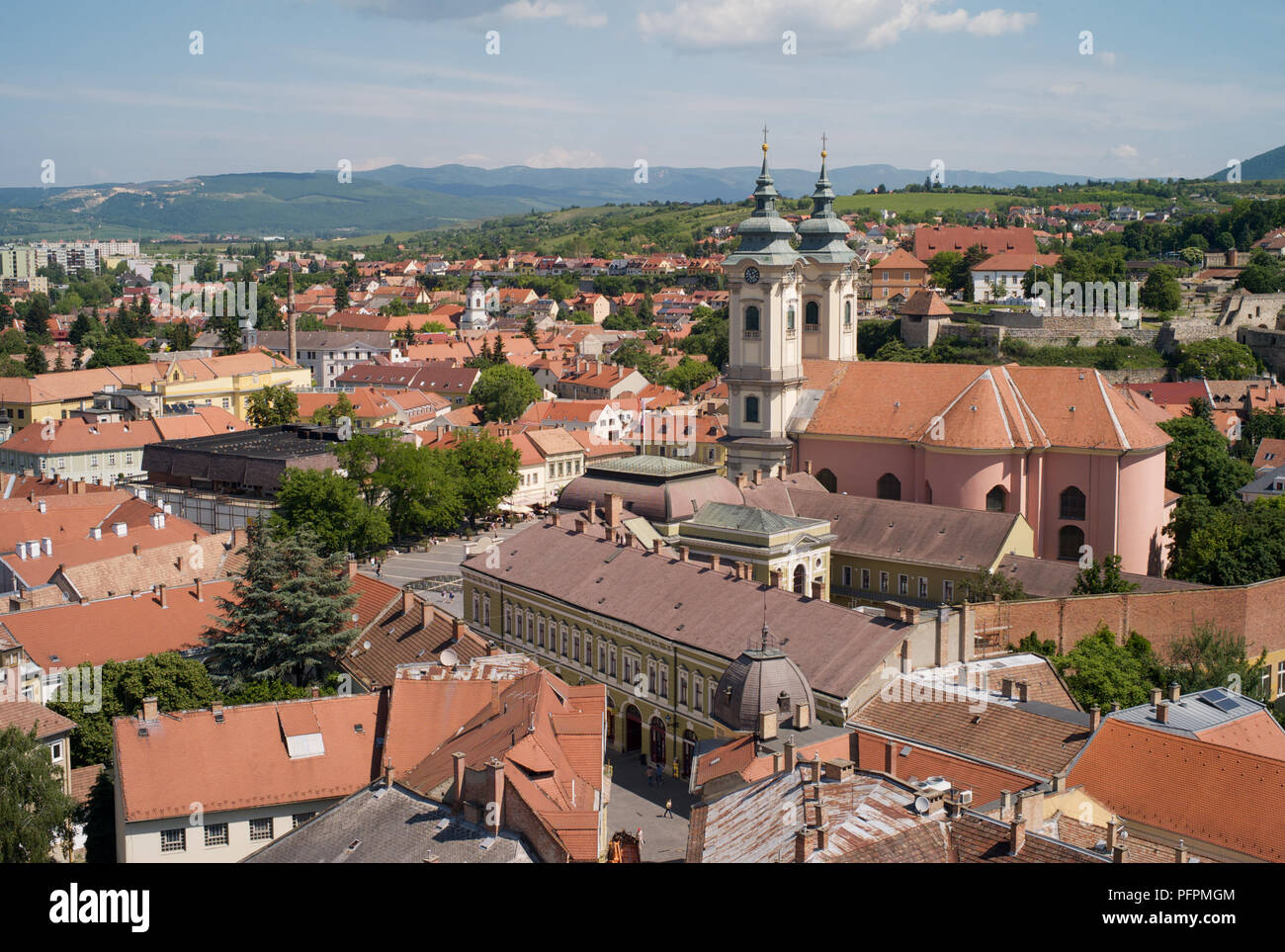 Stadtbild der Altstadt von Eger, Ungarn, Kirche des Heiligen anthony von padua, vom Turm der Sternwarte übernommen Stockfoto