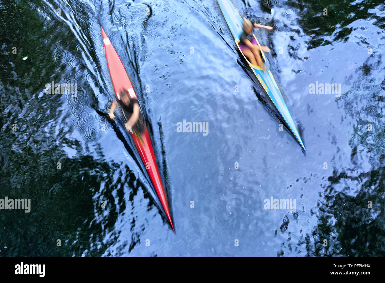 Zwei Kajaks an Geschwindigkeit im Wasser Stockfotografie - Alamy