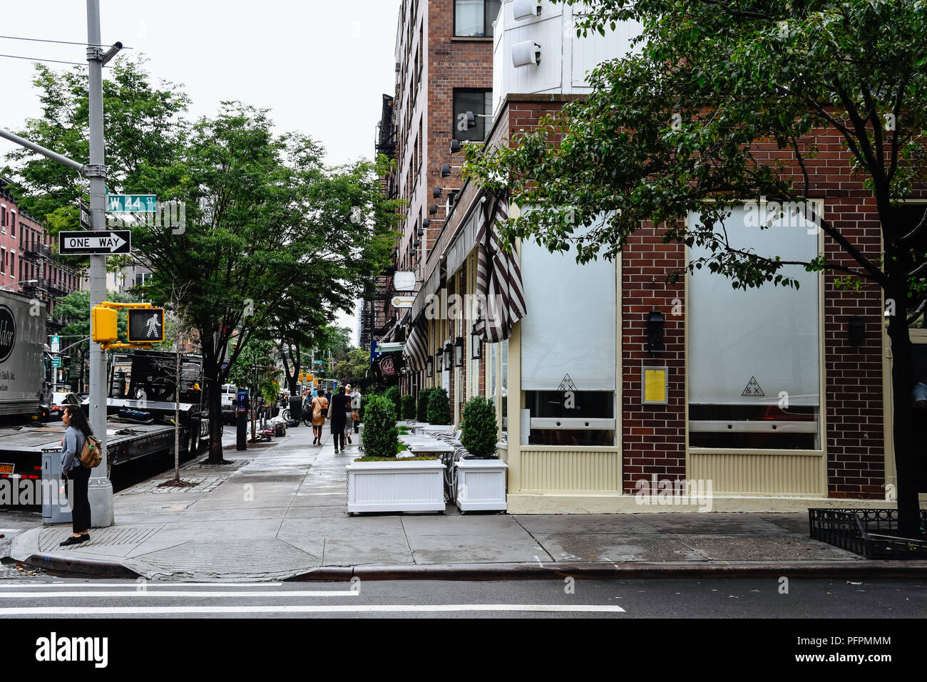 New York City, USA - 21. Juni 2018: Höllen Küche street scene. Hell's Kitchen, auch bekannt als Clinton, ist eine Nachbarschaft auf der westlichen Seite von Midtown M Stockfoto