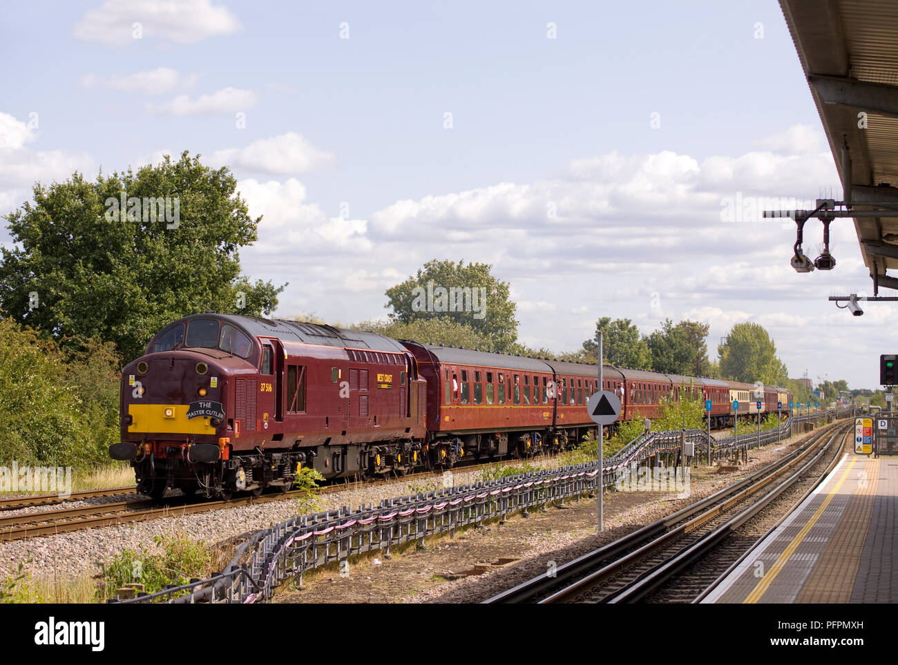 Eine West Coast Eisenbahnen Klasse 37 Diesellok Reihe 37516 arbeiten ein Enthusiast railtour in Ruislip Gardens am 5. September 2009. Stockfoto
