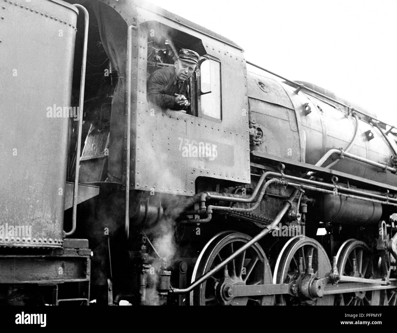 Italien, Eisenbahner auf einer Lokomotive, 50 s Stockfoto