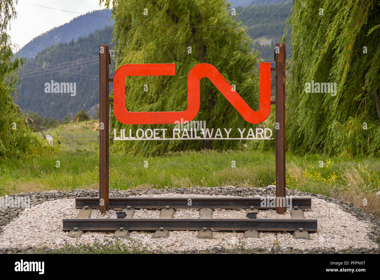 Zeichen für CN Raiwlays auf. Mate alle Rahmen mit Bahn vor dem Eingang zum Bahn hof Stockfoto