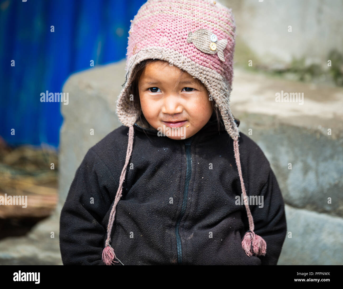 GHALEGAUN, Nepal - ca. Mai 2018: Junge nepalesische Mädchen mit einem rosa Cap. Stockfoto