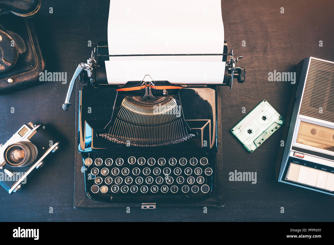 Blick von oben auf die vintage Journalist Arbeitsbereich mit Telefon, Schreibmaschine und Audiokassetten-player Stockfoto