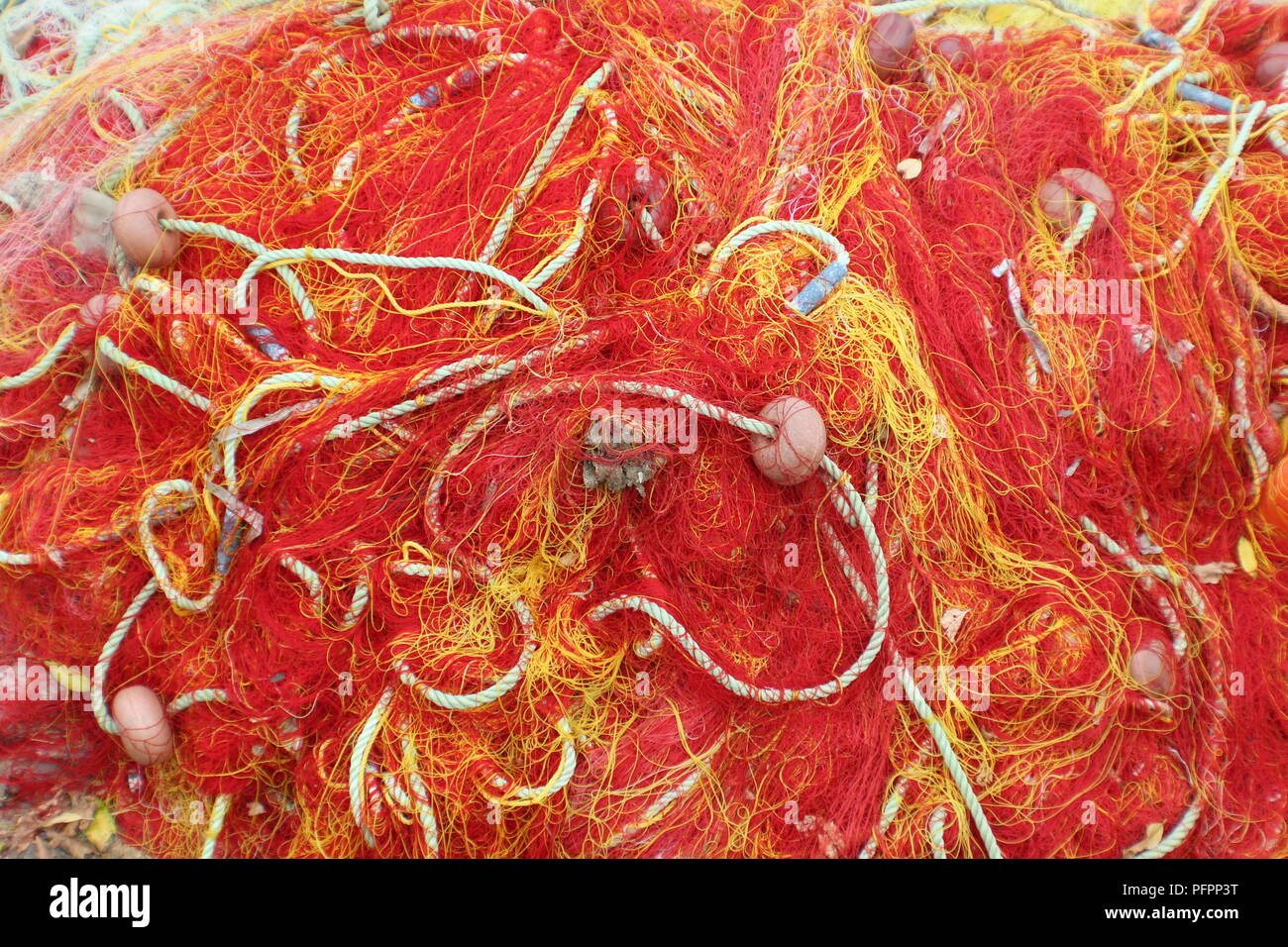 Gelbe und Rote Fischernetze Stockfoto