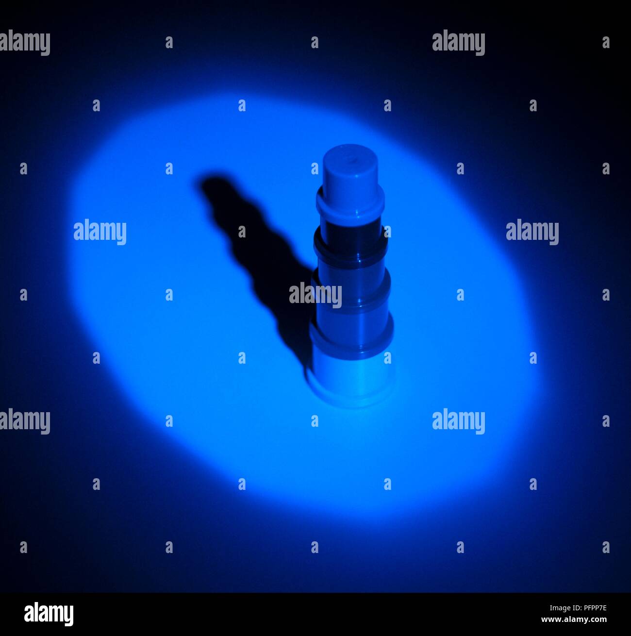 Blaues Licht scheint auf Objekt in dunklen, schwarzen Schatten Stockfoto